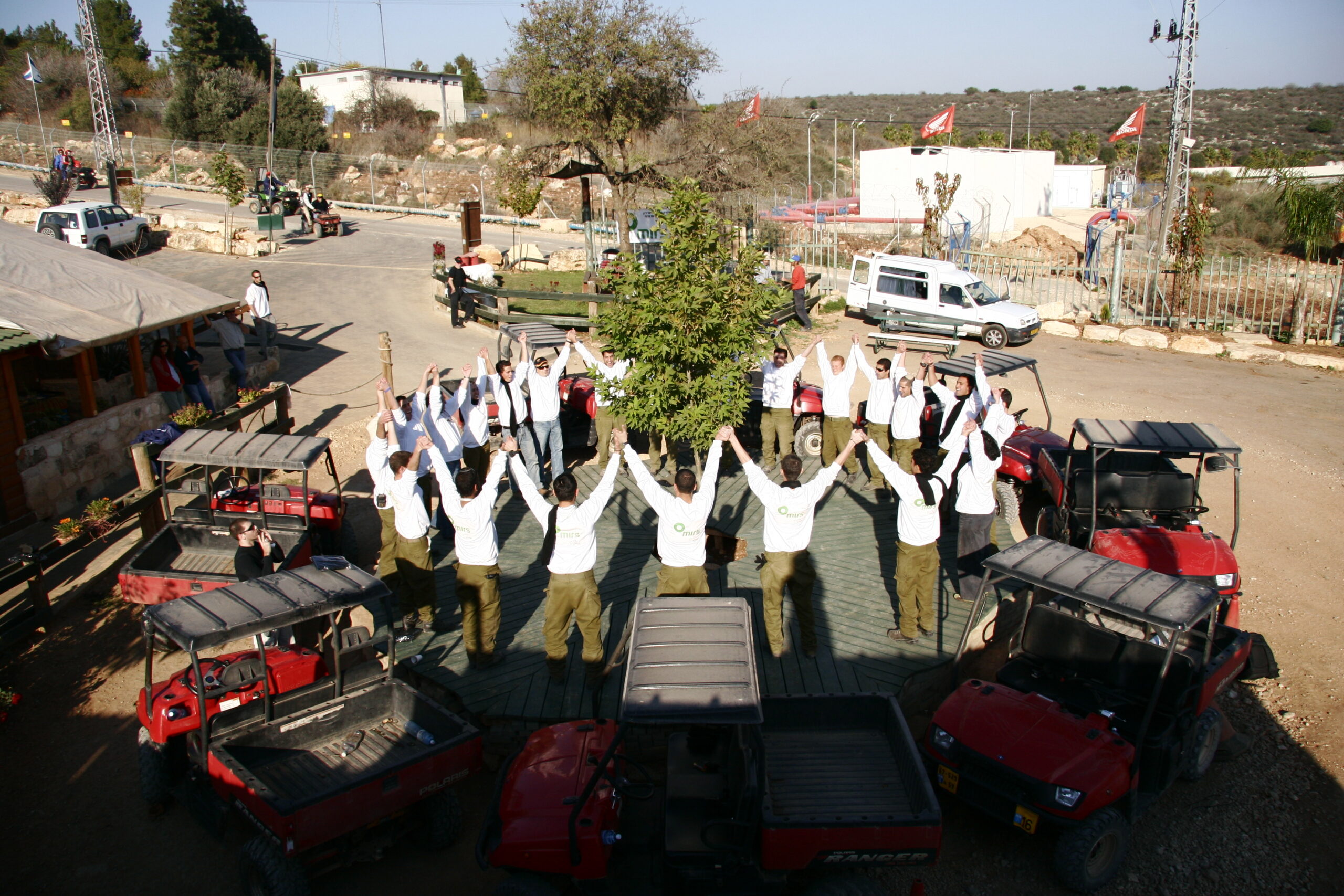 טרקטורוני-דישון-ימי-גיבוש-לקבוצות-בצפון